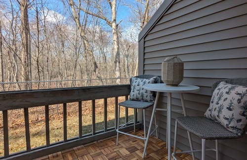 East Stroudsburg Casa | Poconos Nest & Nook: A Cozy King & Queen 2BR with a jacuzzi room facing nature