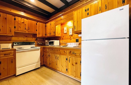 Reeders Casa | Poconos Rustic 2BR in the Poconos on Private Resort