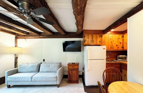 Reeders Casa | Poconos Rustic Studio Apartment in the Poconos on Private Resort