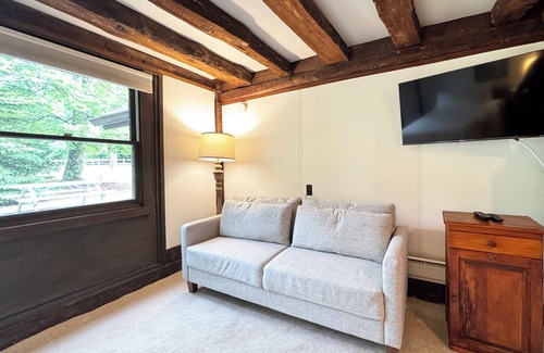 Reeders Casa | Poconos Rustic Studio Apartment in the Poconos on Private Resort