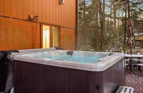 Lake Harmony Estates Casa | Dog-Friendly Speakeasy mins 2 Beach&Ski w/ Hot Tub