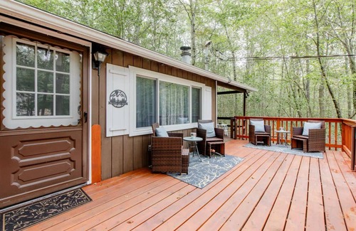 Pocono Lake Cabina | Poconos Tiny Home at Arrowhead Lake community