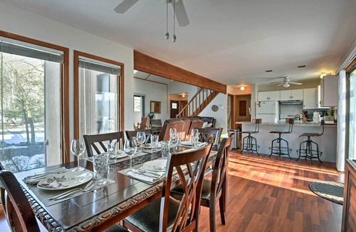 Bushkill Casa | ¡Poconos Home w / Fire Pit, Hot Tub, Deck & Grill!