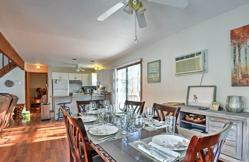 Bushkill Casa | ¡Poconos Home w / Fire Pit, Hot Tub, Deck & Grill!