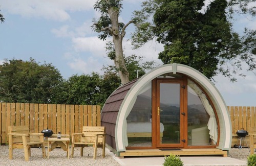 Armoy Cabaña | POD 1, romantic, with hot tub in Ballycastle