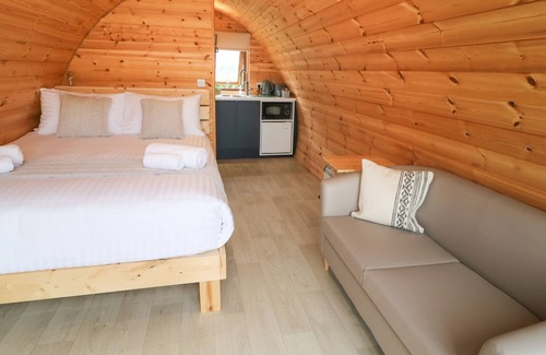 Armoy Cabaña | POD 1, romantic, with hot tub in Ballycastle
