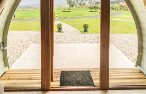 Armoy Cabaña | POD 2, romantic, with hot tub in Ballycastle