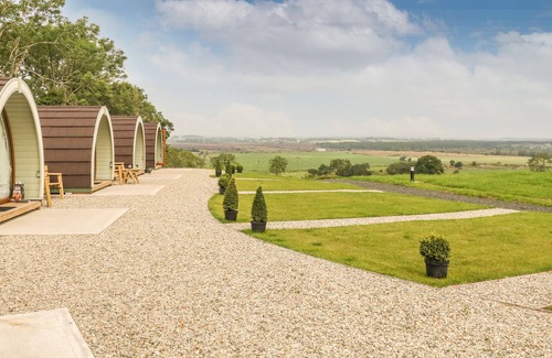 Armoy Cabaña | POD 2, romantic, with hot tub in Ballycastle