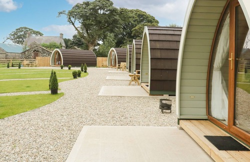 Armoy Cabaña | POD 2, romantic, with hot tub in Ballycastle