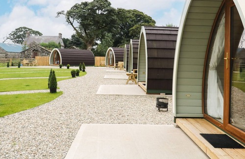 Armoy Cabaña | POD 3, romantic, with hot tub in Ballycastle