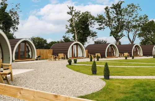 Armoy Cabaña | POD 3, romantic, with hot tub in Ballycastle