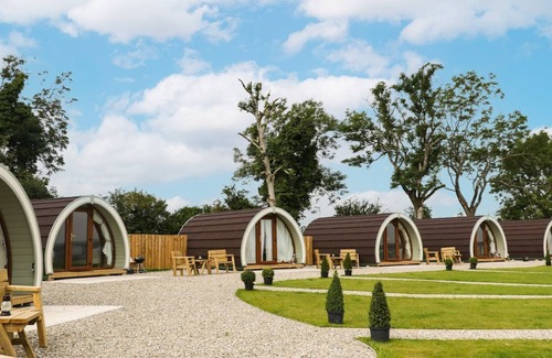 Armoy Cabaña | POD 4, romantic, with a garden in Ballycastle