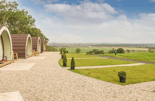 Armoy Cabaña | POD 5, romantic, with a garden in Ballycastle