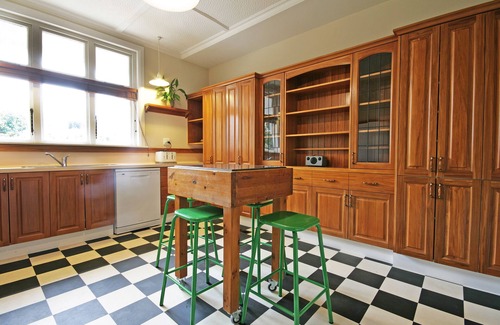 New Plymouth Casa | Pohutukawa House - New Plymouth Holiday Home