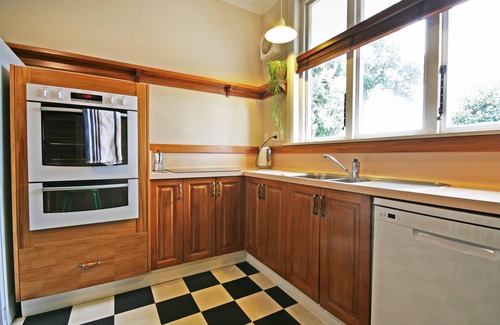 New Plymouth Casa | Pohutukawa House - New Plymouth Holiday Home