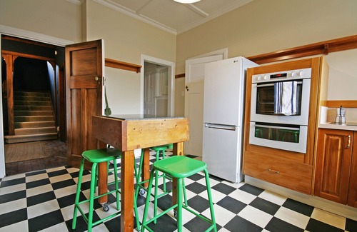 New Plymouth Casa | Pohutukawa House - New Plymouth Holiday Home
