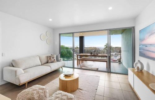 Buddina Apartamento | Point Cartwright Penthouse - Ocean and River Views