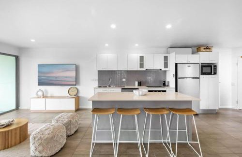 Buddina Apartamento | Point Cartwright Penthouse - Ocean and River Views