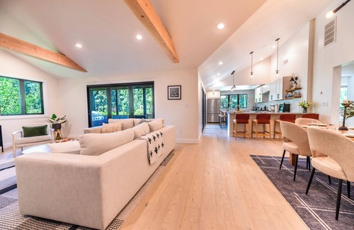 Hacienda Casa | Point of View! STUNNING New & Epic Home! Private Dock! Hot Tub, Pups, WiFi