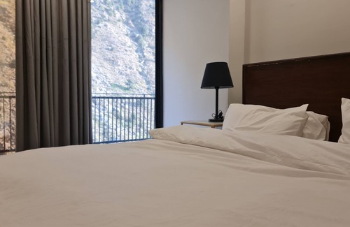 Miandam Hotel | Point One