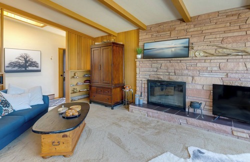 Point Roberts Cabaña | Point Roberts Cottage w/ Ocean Views + Hot Tub!
