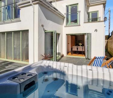 Croyde Apartamento | Point View - Award Winning Apartments with Private Hot Tub & Parking