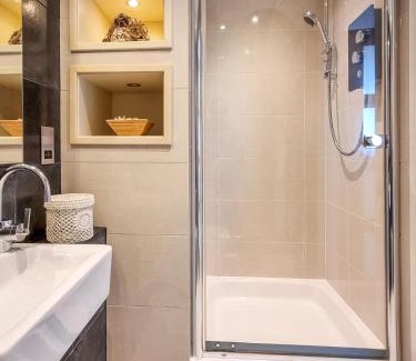Croyde Apartamento | Point View - Award Winning Apartments with Private Hot Tub & Parking