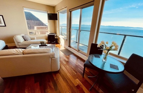 Otter Point Cabina | Points West Oceanfront Rooftop suite