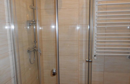 Rusinowo Casa | Pokój dwuosobowy nr 3 z prywatną łazienką L. Wójtowicz