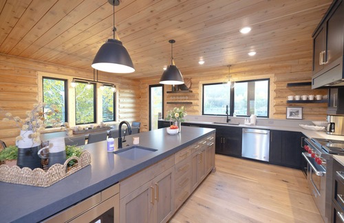 Victor Casa | Pole Canyon Cabin. 5 bedroom Mountain Modern Luxury Cabin In Victor ID!
