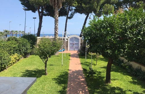 Marina di Patti Villa | VILLA DEL POMOGRANO EN EL MAR CON JARDÍN