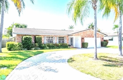 Garden Isles Casa | Pompano Beach conveniently located with pool