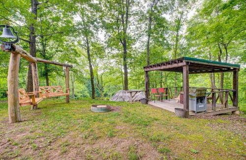 White Cottage Casa | Pond and Fire Pit Charming Log Cabin near Blue Rock