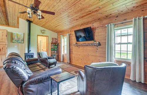 White Cottage Casa | Pond and Fire Pit Charming Log Cabin near Blue Rock