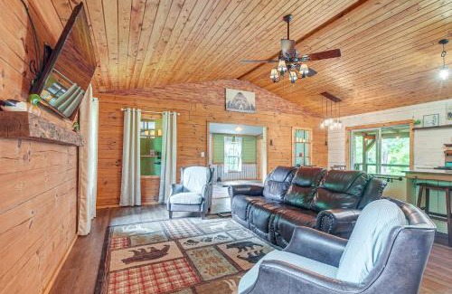 White Cottage Casa | Pond and Fire Pit Charming Log Cabin near Blue Rock