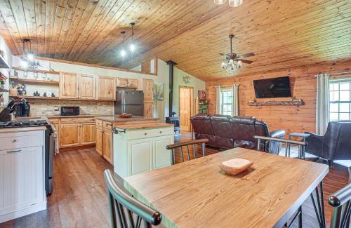 White Cottage Casa | Pond and Fire Pit Charming Log Cabin near Blue Rock