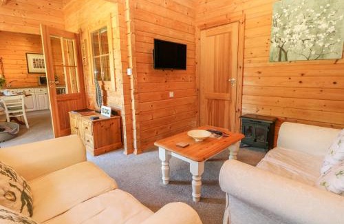 Mabe Casa | Pond Cabin