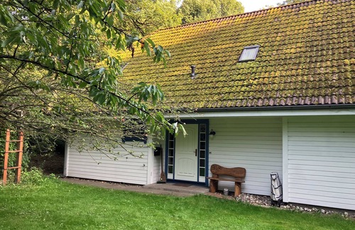 Parchtitz Apartamento | Pond house with loggia on an old estate in the middle of Rügen