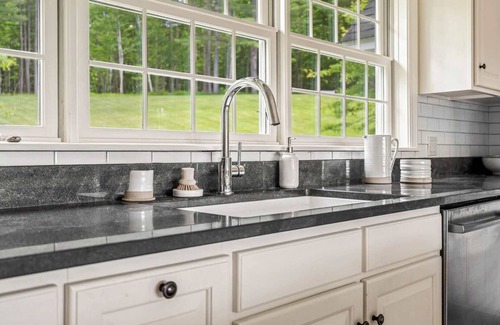 West Hartford Casa | Pond, Pool, Mountain Views | Au Bout du Chemin