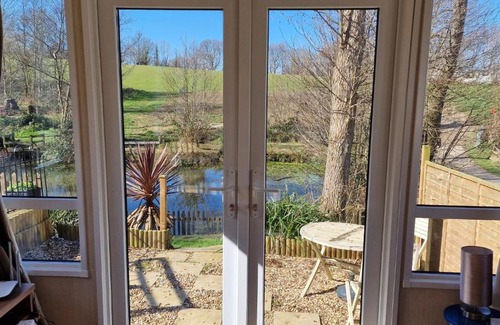 Hastings Apartamento | Pond-side tranquillity - Lakeside Rose Cottage
