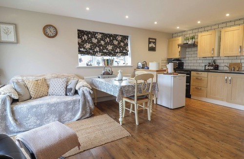 Beaminster Cabaña | POND VIEW AT YEABRIDGE FARM, with a garden in Mosterton
