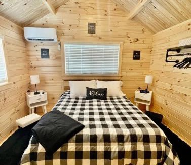 Jonesville Casa | Pond View Cabin near Ark Encounter with Loft