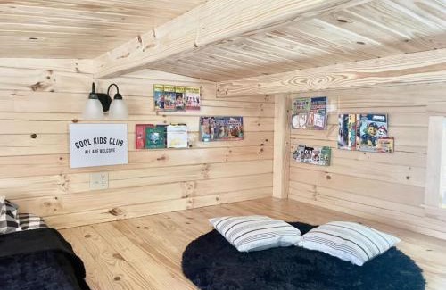 Jonesville Casa | Pond View Cabin near Ark Encounter with Loft