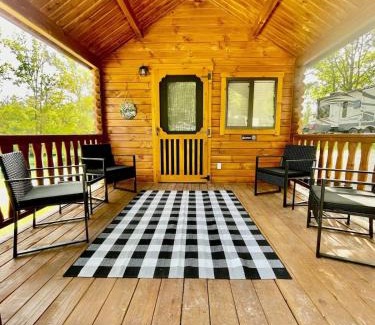 Jonesville Casa | Pond View Cabin near Ark Encounter with Loft