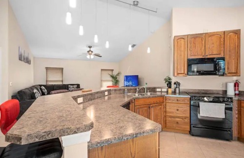 Lindfields Casa | Pond View Home w/ heated pool 15min to Disney