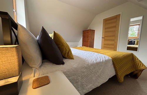Bulmer Cabina | Pond View Loft - Sleeps 2 - Pet Friendly