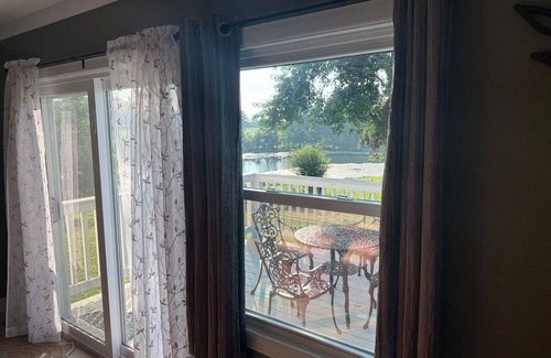Greer Casa | Pond View provides a quiet privacy just 8 minutes from the airport.