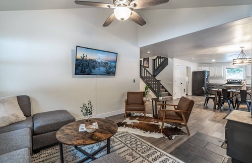 Deschutes River Woods Casa | Ponderosa Lodge + Bend, OR + Sleeps 10 + Pet Friendly + Large yard + RV parking