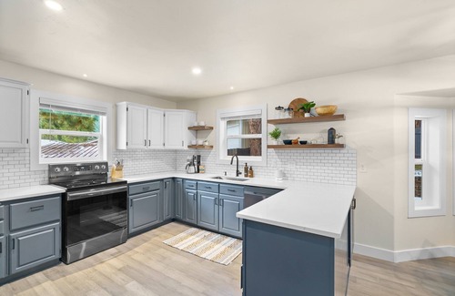 Deschutes River Woods Casa | Ponderosa Lodge + Bend, OR + Sleeps 10 + Pet Friendly + Large yard + RV parking