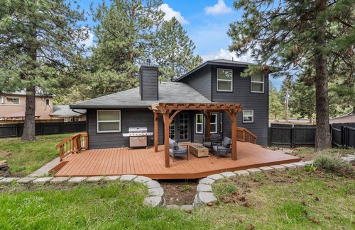 Deschutes River Woods Casa | Ponderosa Lodge + Bend, OR + Sleeps 10 + Pet Friendly + Large yard + RV parking